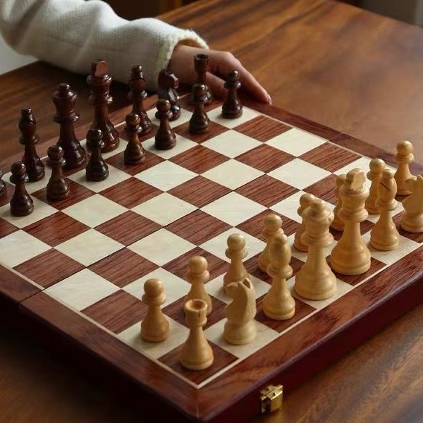 Set Catur Kayu Magnetik dengan - Board Game Queen ulasan dan harga